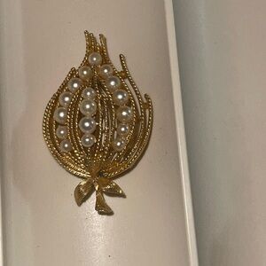 Elegant Gold and Pearl Brooch